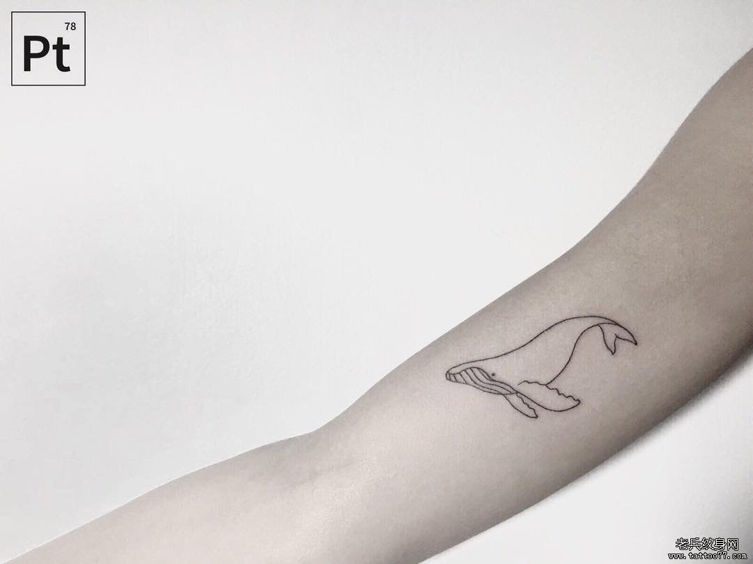 大臂线条小清新鲸鱼纹身图案