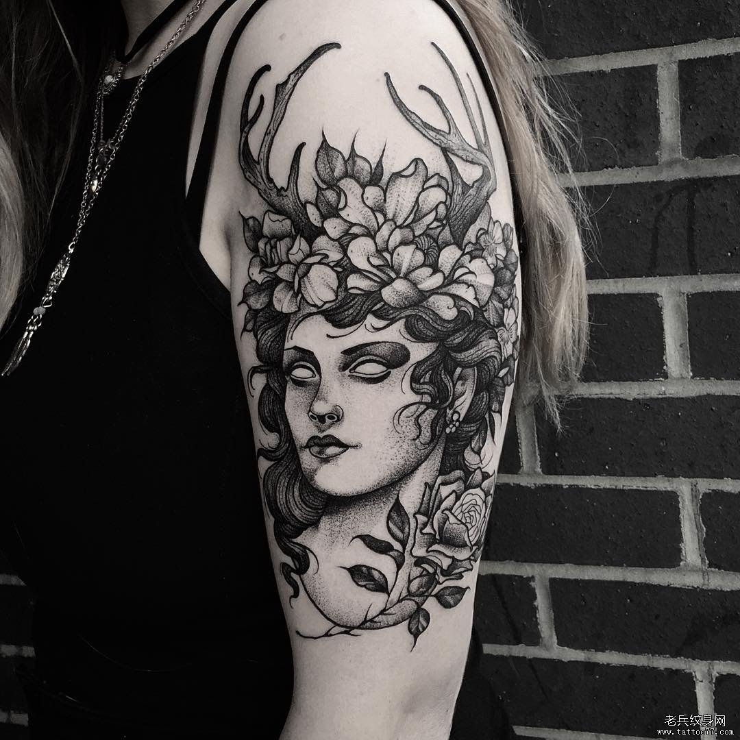 大臂森林女郎花卉纹身图案