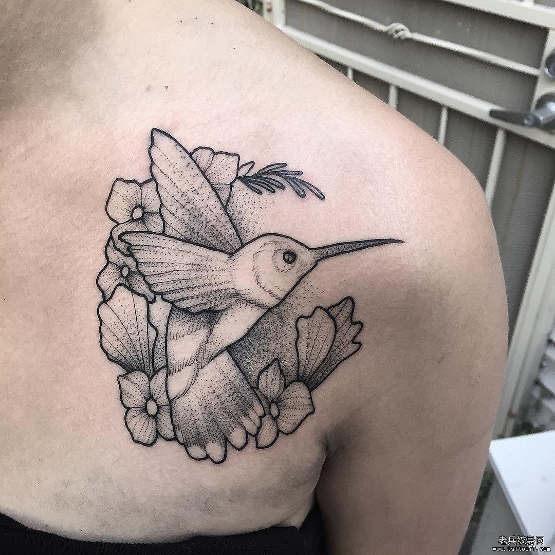 肩部蜂鸟花卉点刺纹身图案