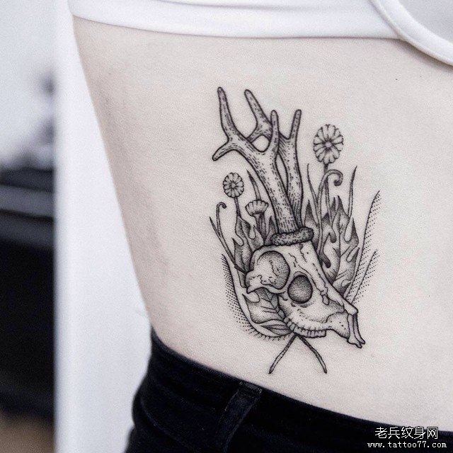 背部欧美骷髅花卉点刺纹身图案