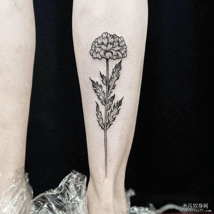小腿点刺精致的花卉纹身图案