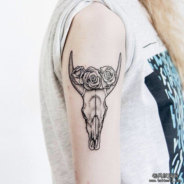 大臂羚羊骷髅玫瑰点刺纹身图案
