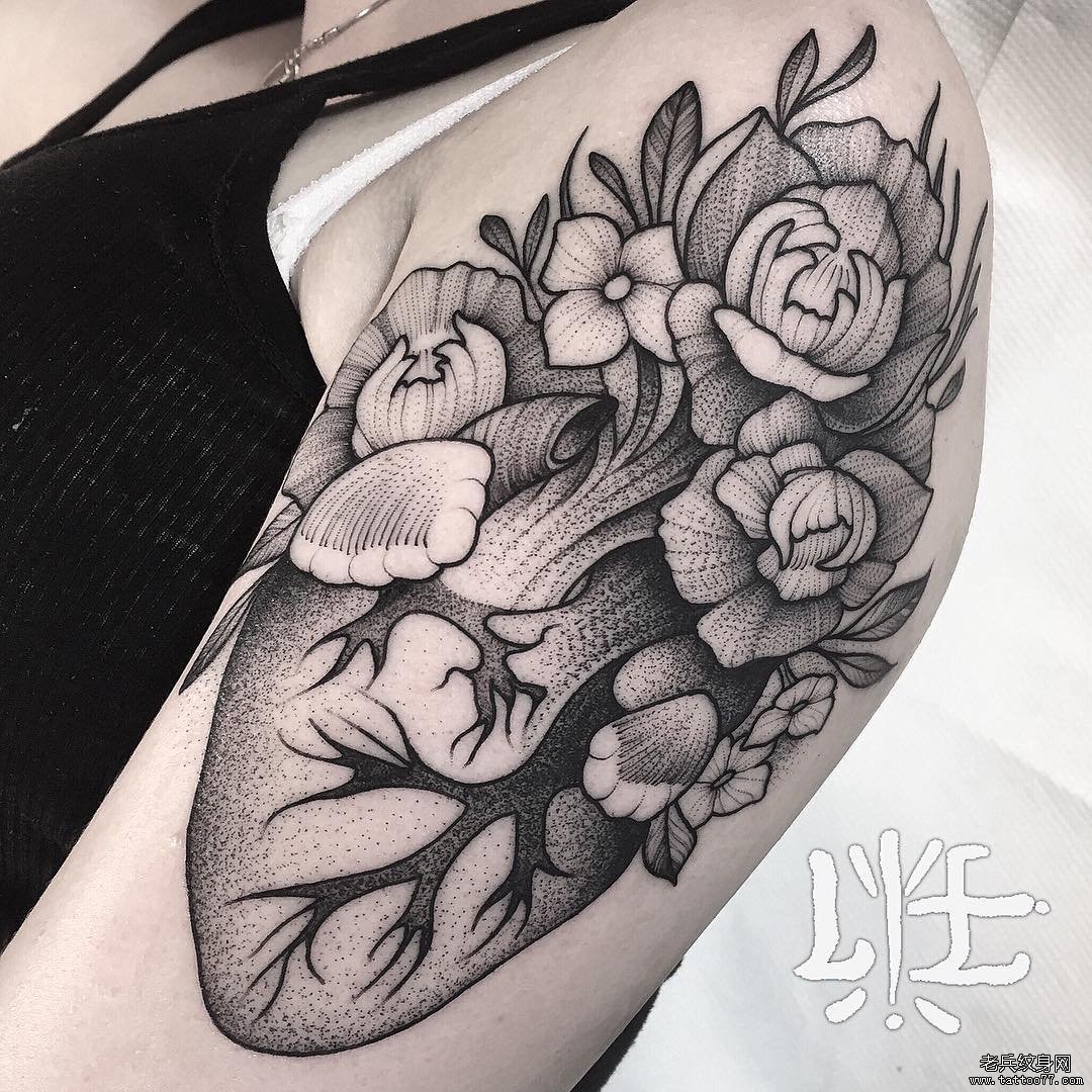 大臂欧美心脏花卉点刺纹身图案