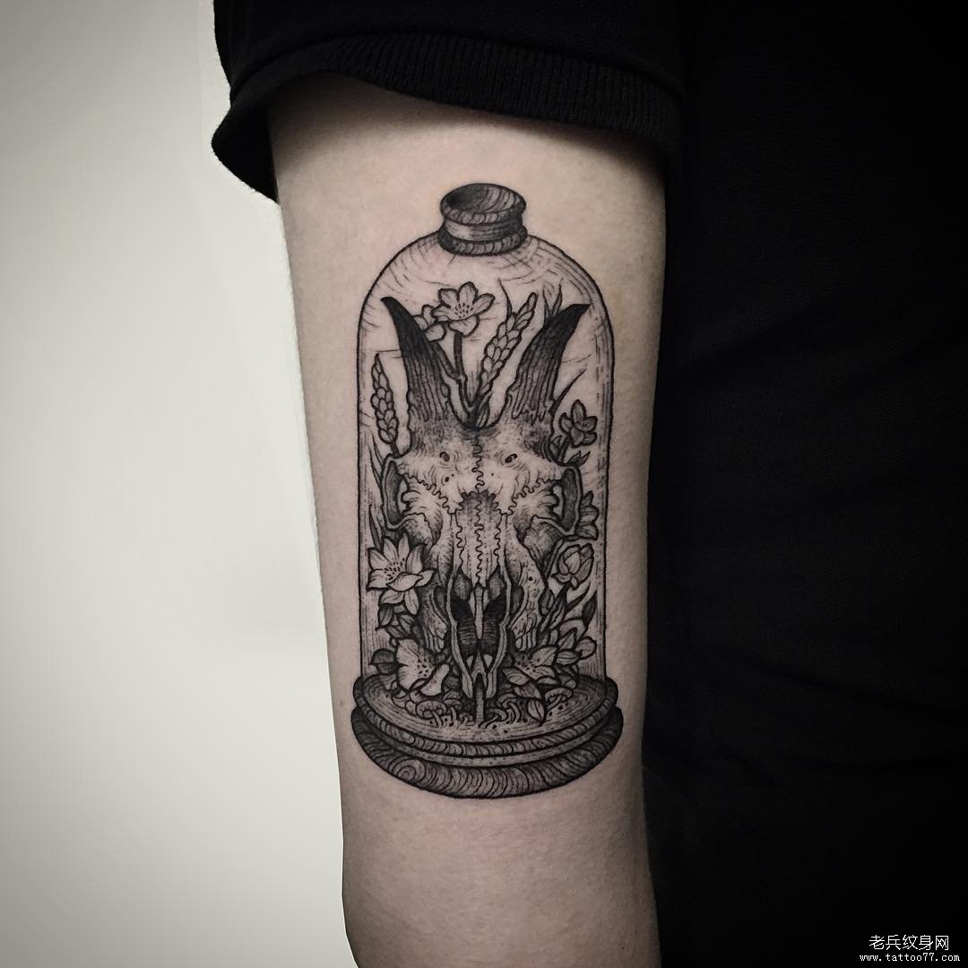 大臂羚羊骷髅花卉纹身图案