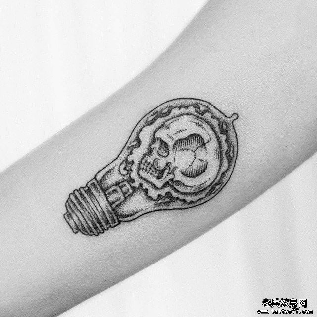 小臂骷髅电灯泡创意纹身图案