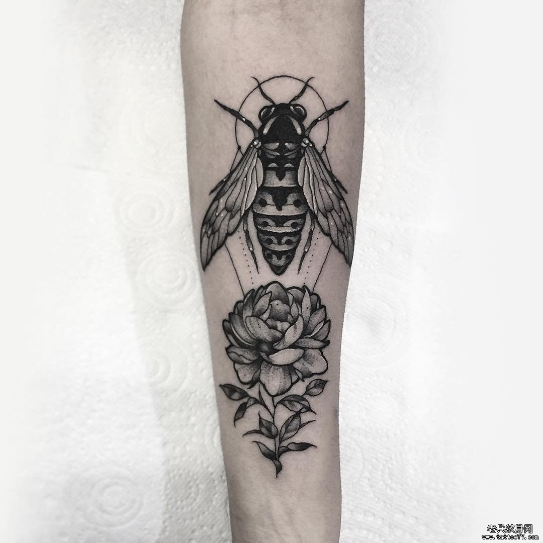 小臂点刺蜜蜂花卉纹身图案