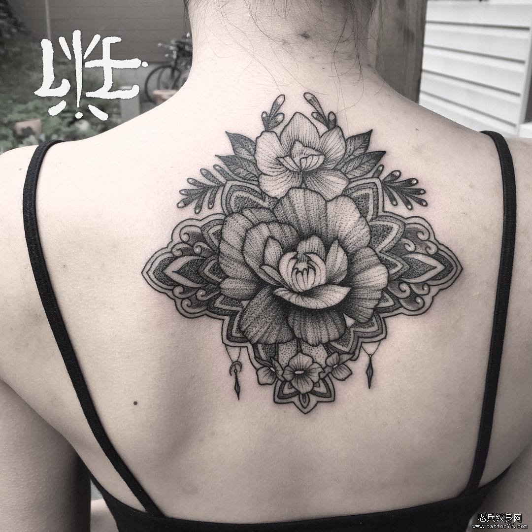 女生背部欧美花卉梵花纹身图案