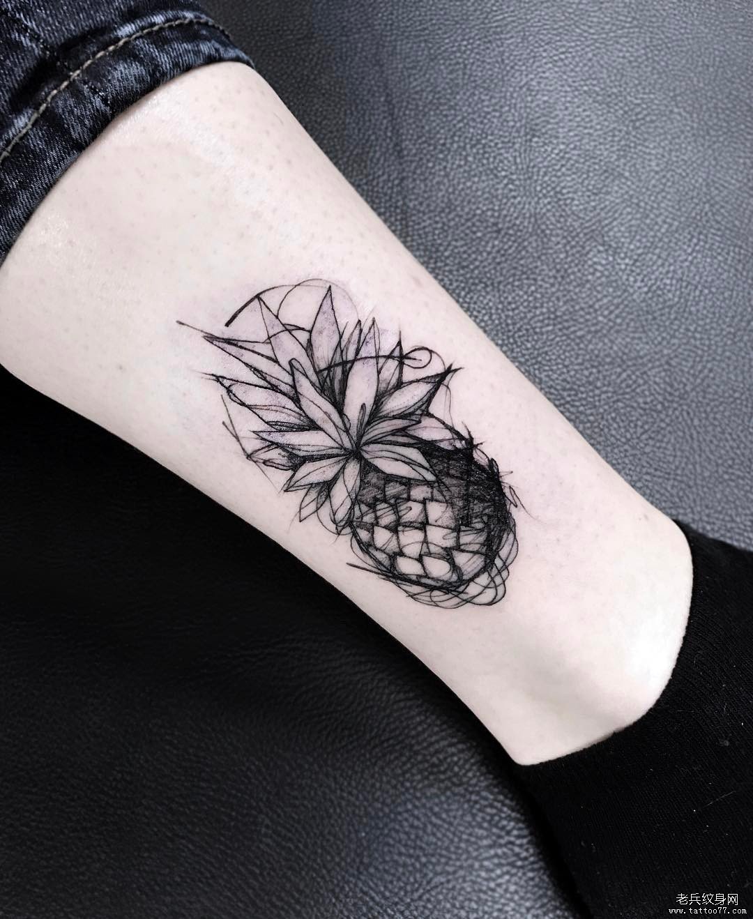 脚踝欧美线条菠萝纹身图案