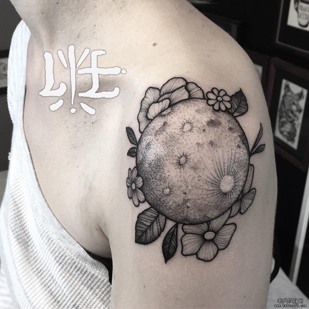 大臂星球花卉线条点刺纹身图案