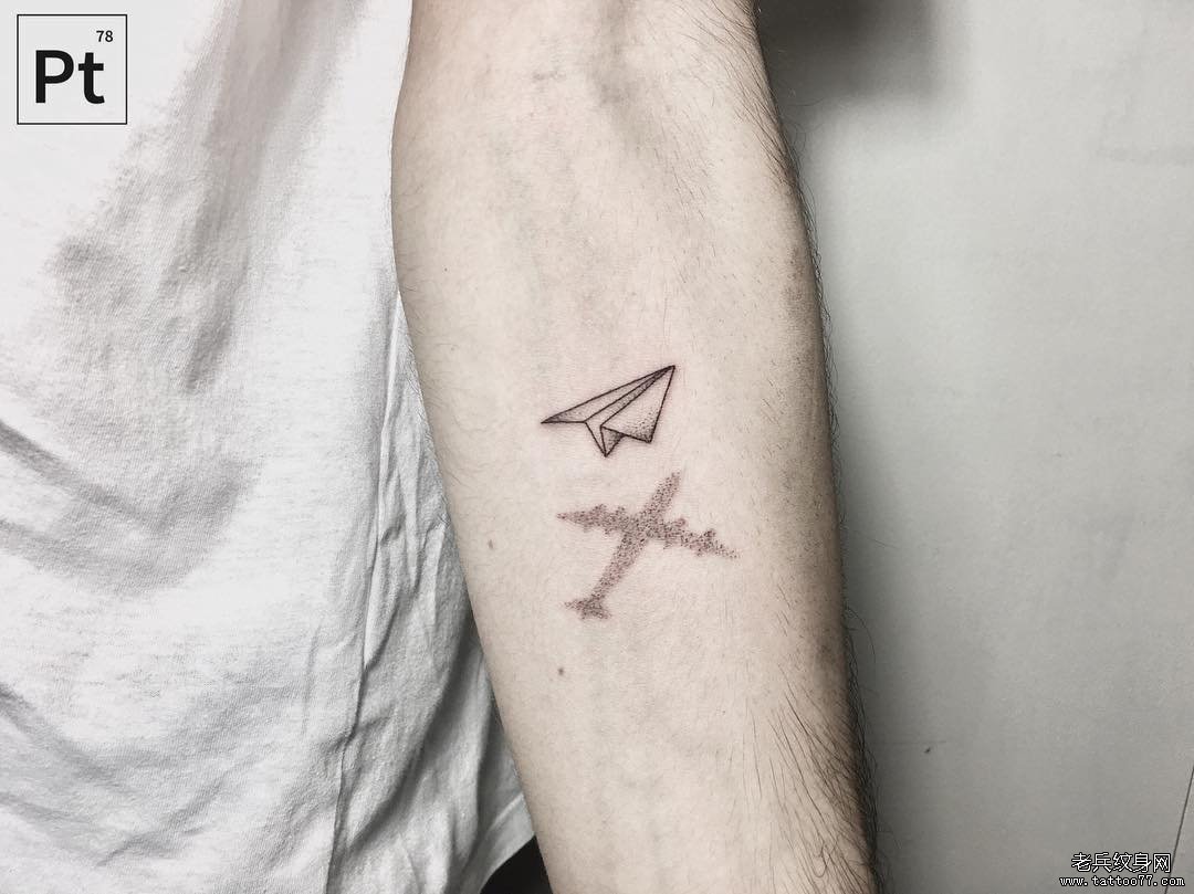 小臂小清新纸飞机点刺纹身图案