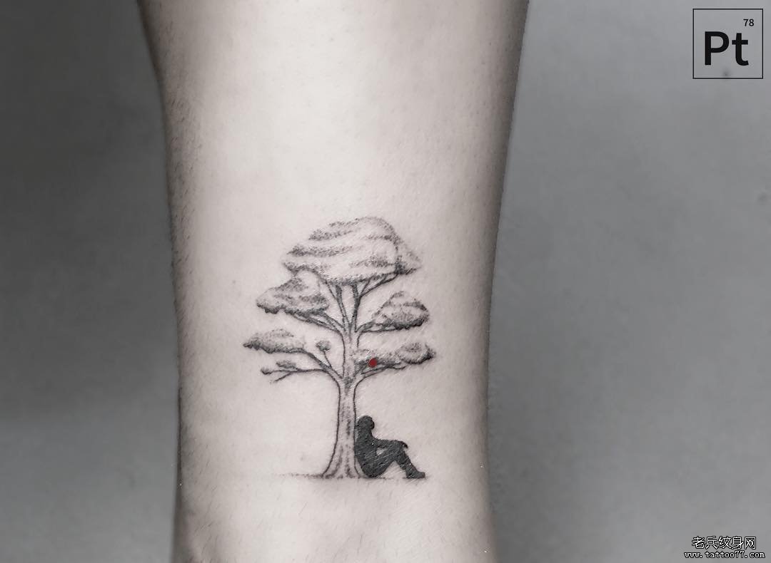 脚踝点刺树和人像纹身图案