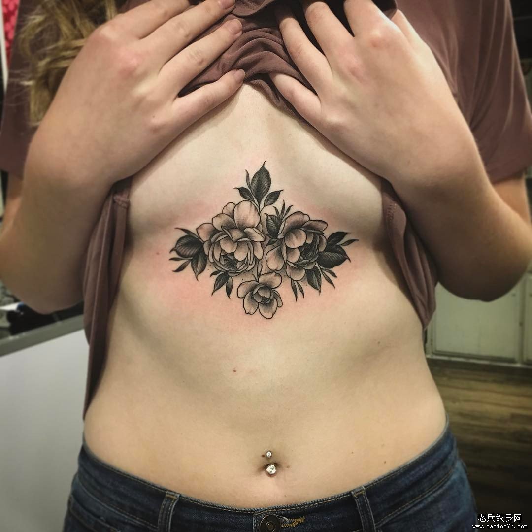 胸部性感欧美小清新花卉纹身图案