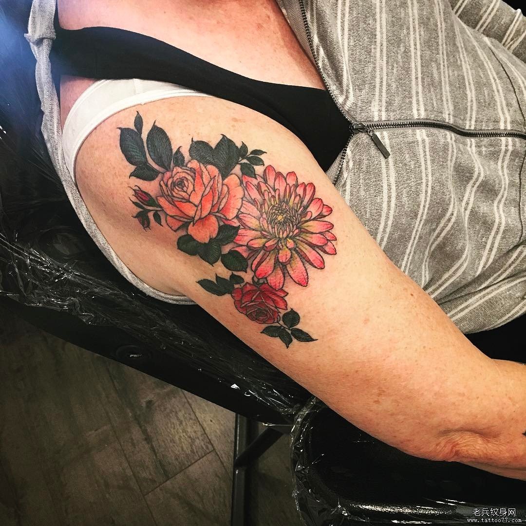 大臂欧美彩色花卉纹身图案