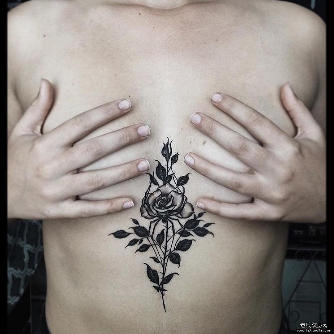 胸部欧美玫瑰性感纹身图案