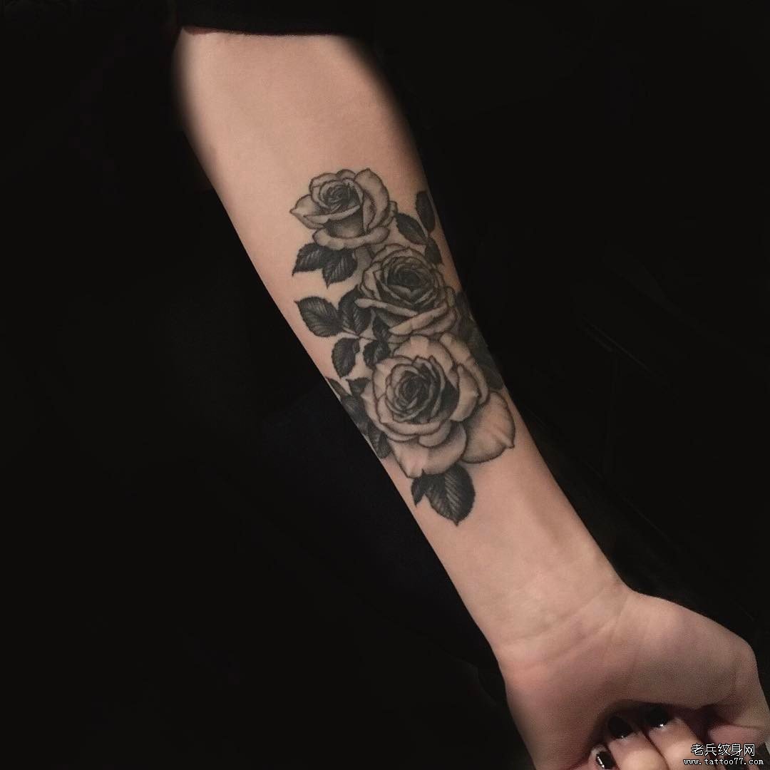 小臂欧美玫瑰黑灰纹身图案