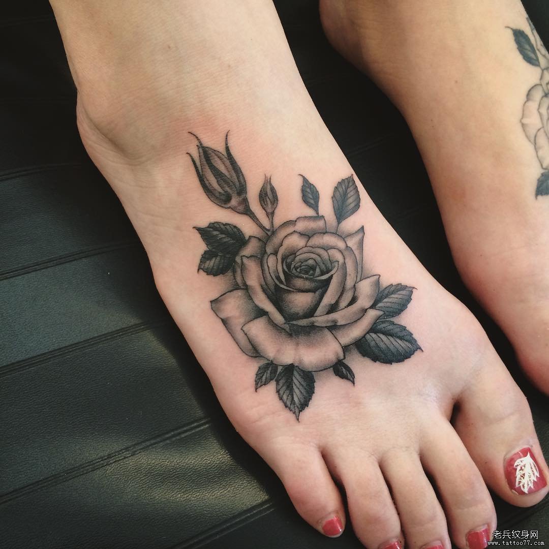 脚背欧美写实的玫瑰黑灰纹身图案