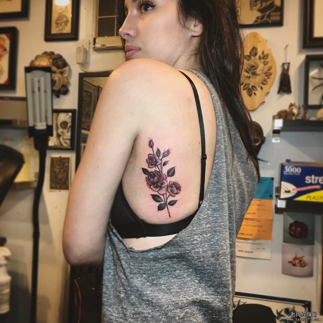 背部欧美彩色花卉纹身图案
