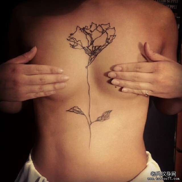 女生胸部线条小清新花卉纹身图案