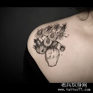 女生背部线条向日葵纹身图案