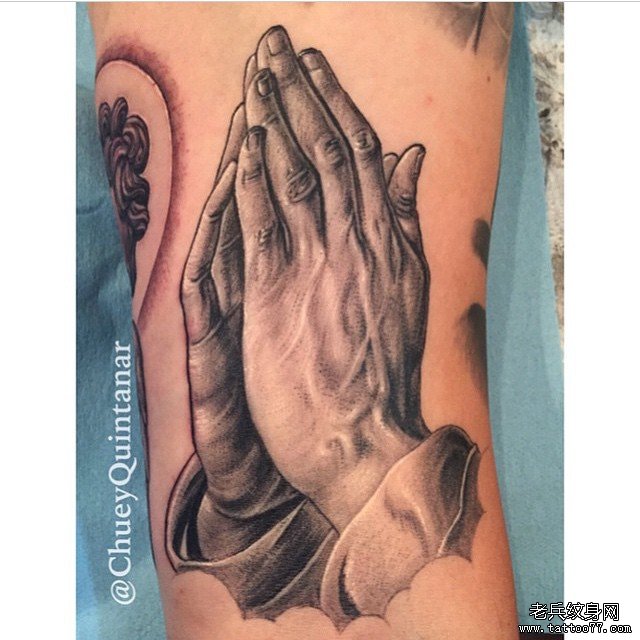 小臂欧美祈祷之手纹身图案