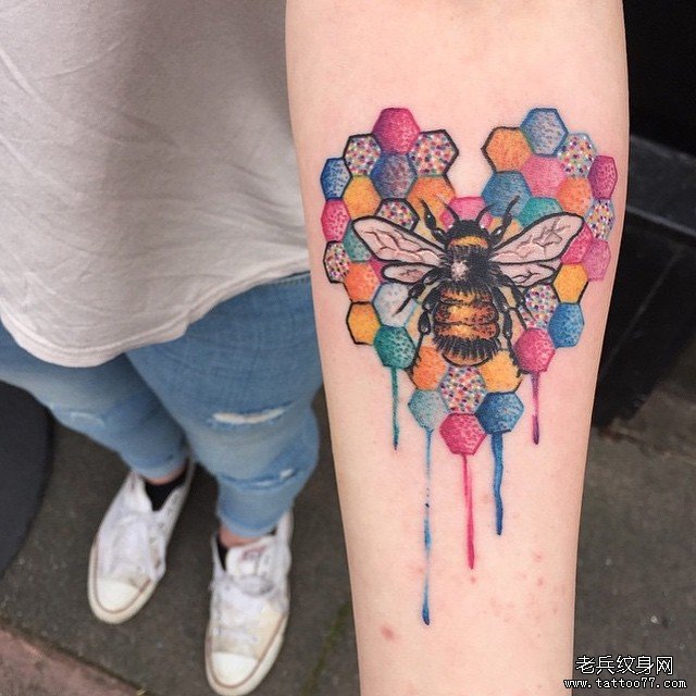小臂欧美school蜜蜂泼墨点刺蜂巢纹身图案