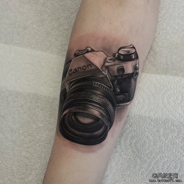 小臂欧美黑灰school相机纹身图案