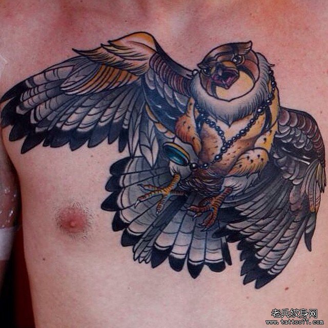 胸部欧美猫头鹰纹身图案