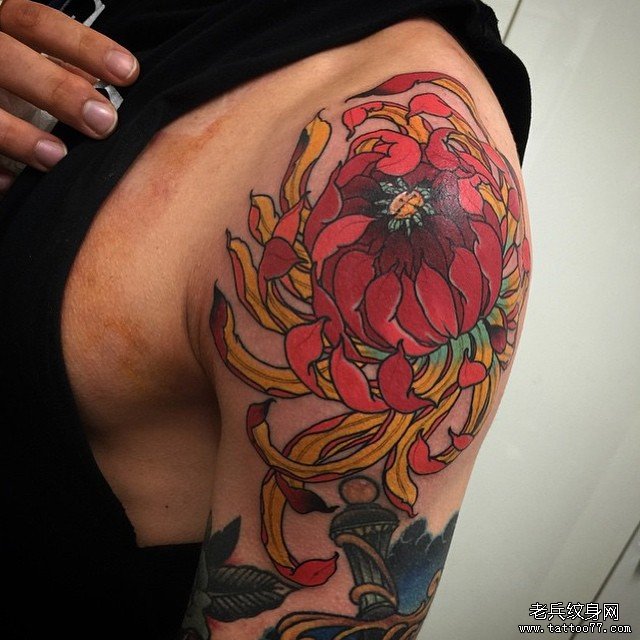 大臂传统菊花彩绘纹身图案