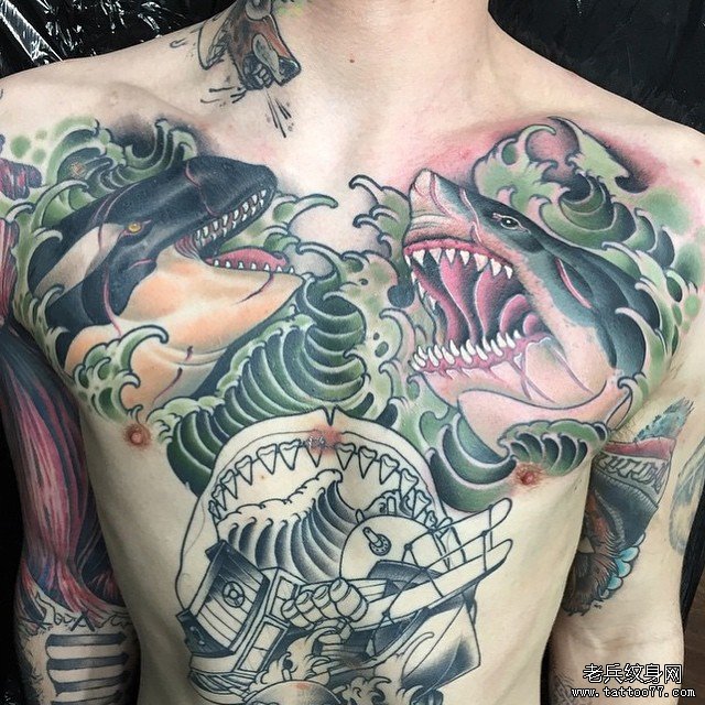 欧美胸部鲸鱼和鲨鱼纹身图案