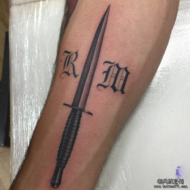 小臂匕首哥特字符纹身图案