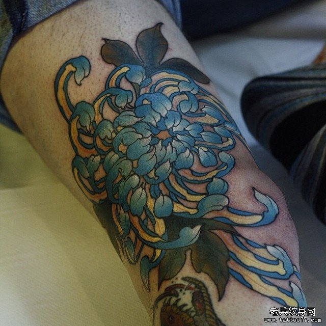 大腿传统菊花欧美纹身图案