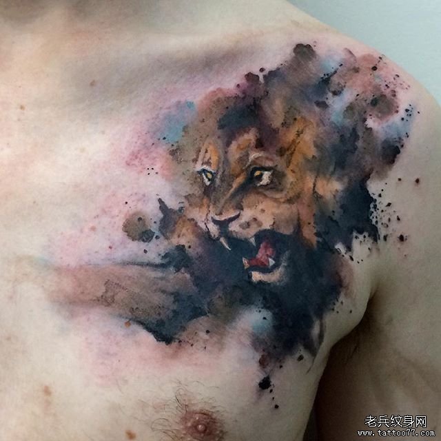 胸部好看的泼墨欧美狮子纹身图案