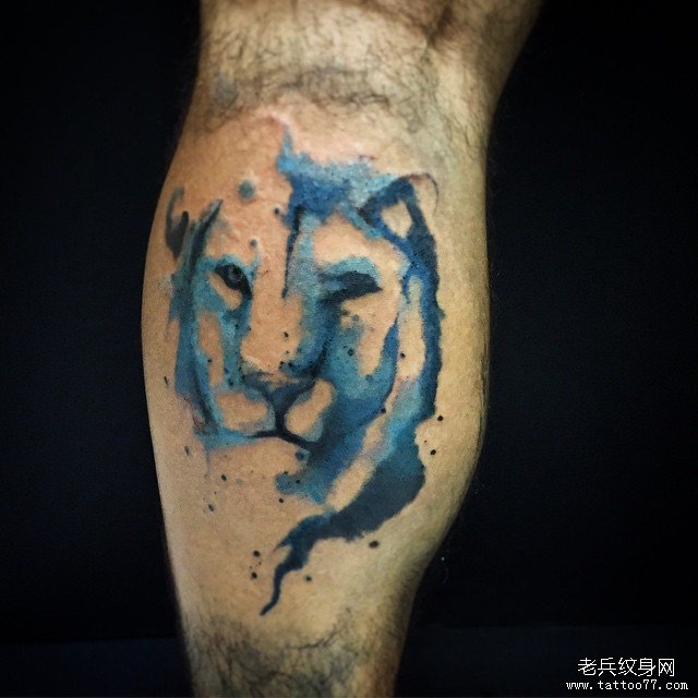 小腿欧美泼墨狮子简约纹身图案