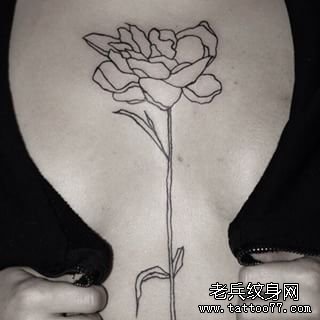 胸部性感小清新线条花卉纹身图案