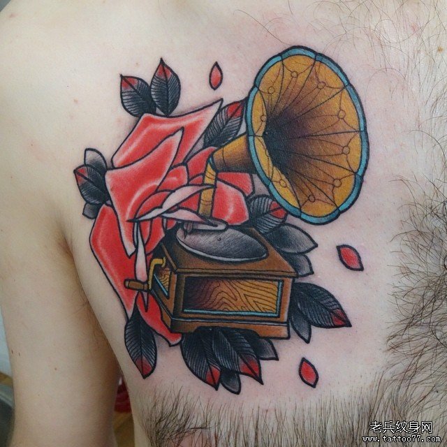 胸部欧美玫瑰留声机纹身图案