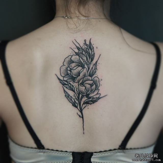 背部欧美小清新花卉黑灰点刺纹身图案