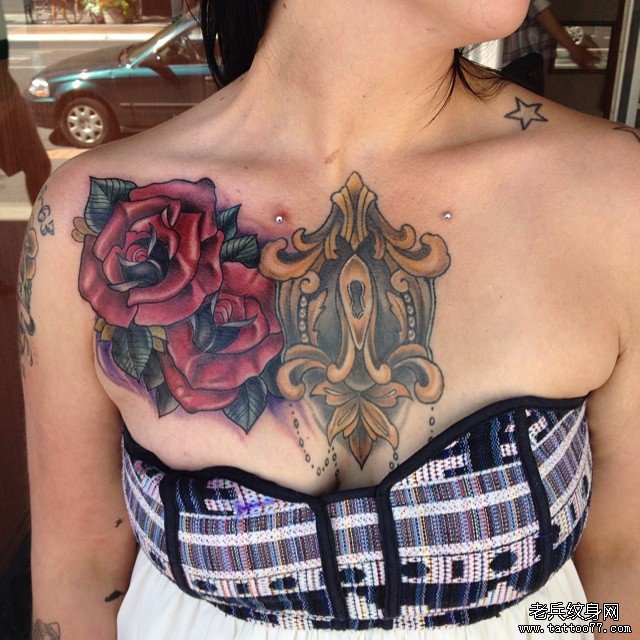 胸部彩绘欧美玫瑰纹身图案