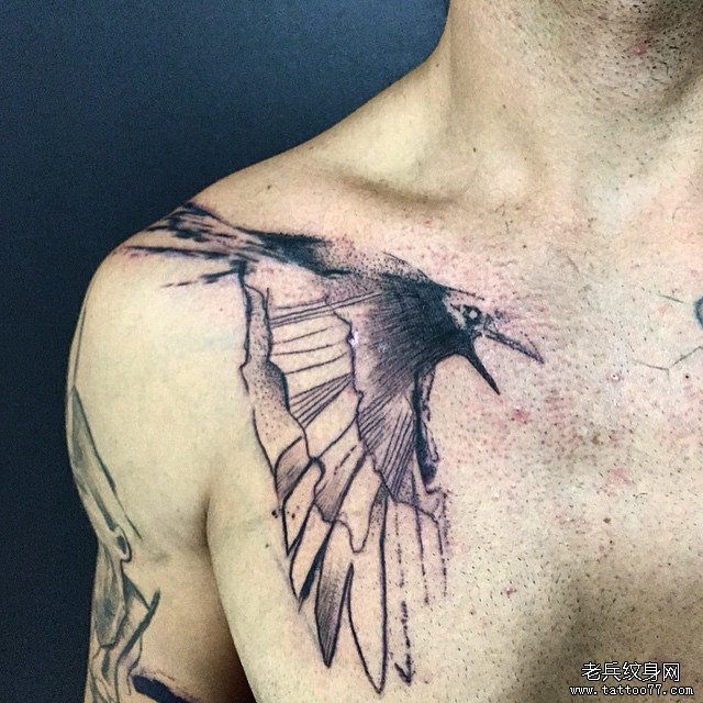 胸部鸟泼墨线条纹身图案