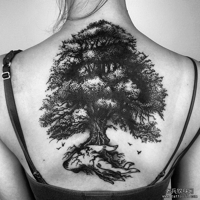 背部欧美写实的大树和手纹身图案