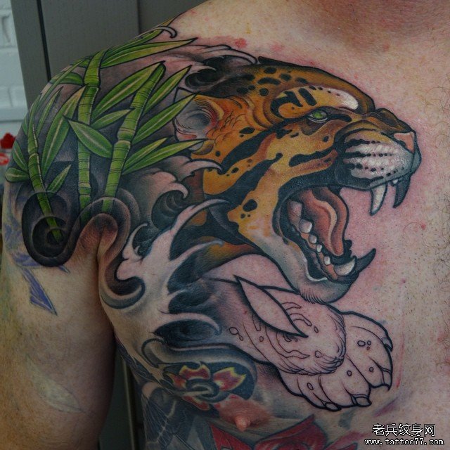 胸部传统老虎竹子彩绘纹身图案