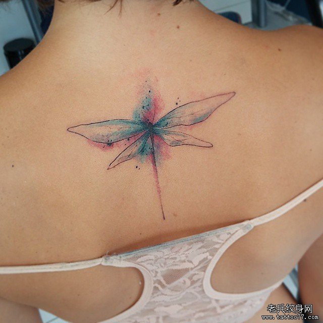 背部小清新泼墨彩色蜻蜓纹身图案