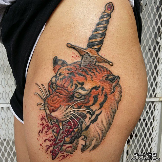 大腿传统血腥老虎匕首纹身图案