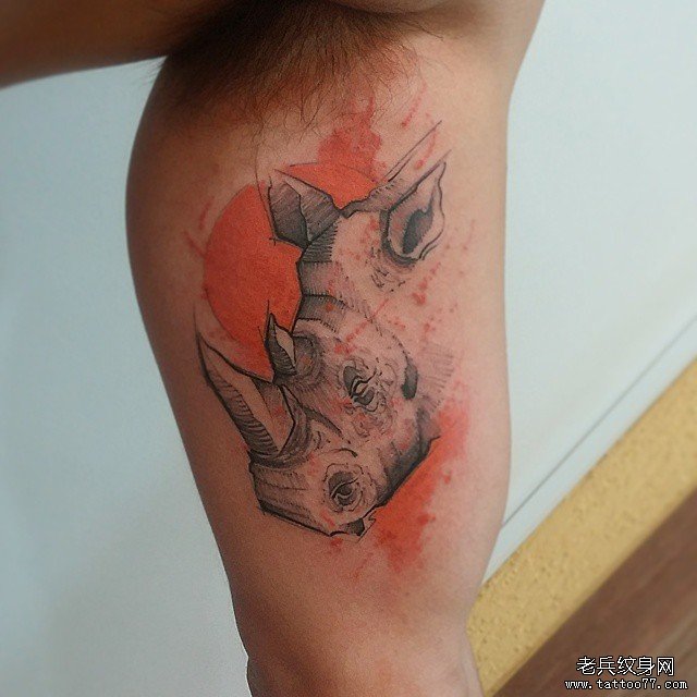 大臂犀牛头线条欧美泼墨纹身图案