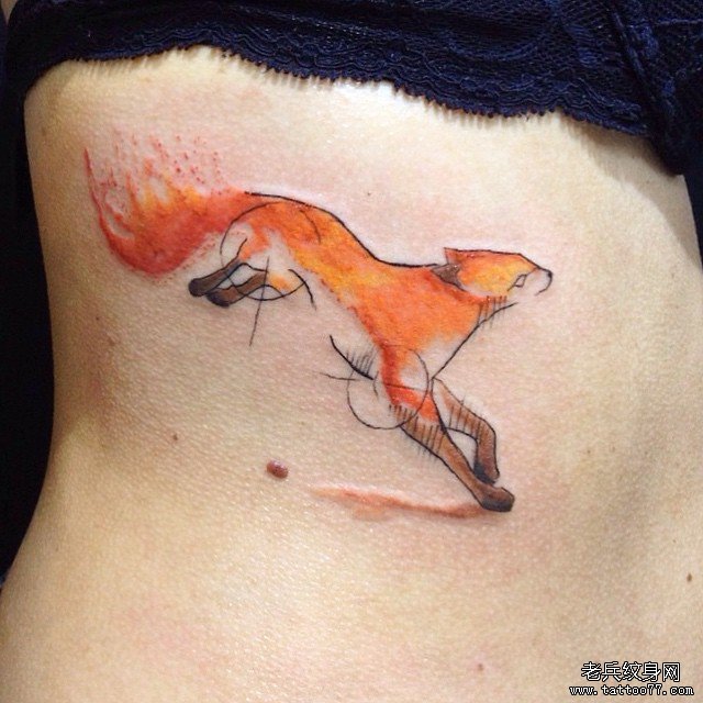 侧腰泼墨狐狸纹身图案