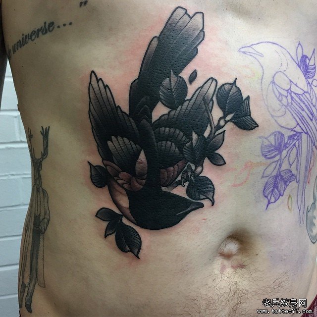 腹部school燕子树叶遮盖纹身图案