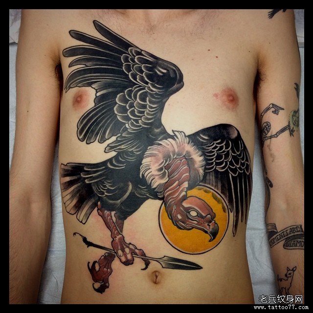 腹部欧美秃鹫月亮纹身图案