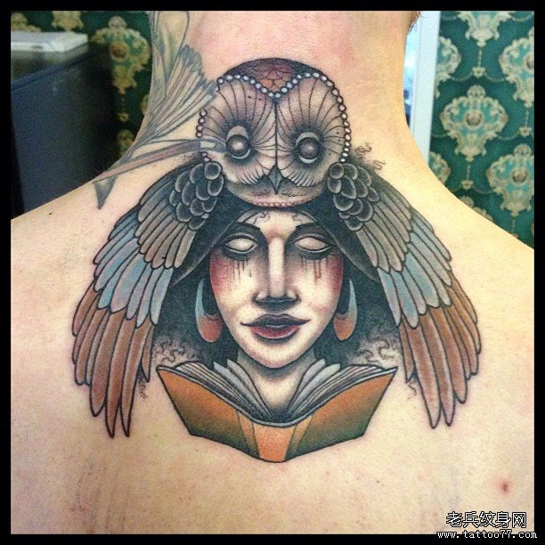 颈部个性彩绘猫头鹰女郎纹身图案