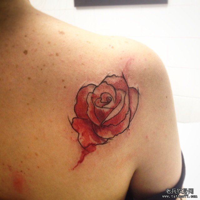 背部泼墨红玫瑰纹身图案