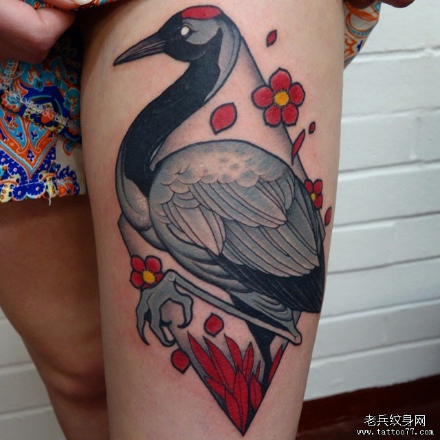 大腿传统仙鹤樱花纹身图案