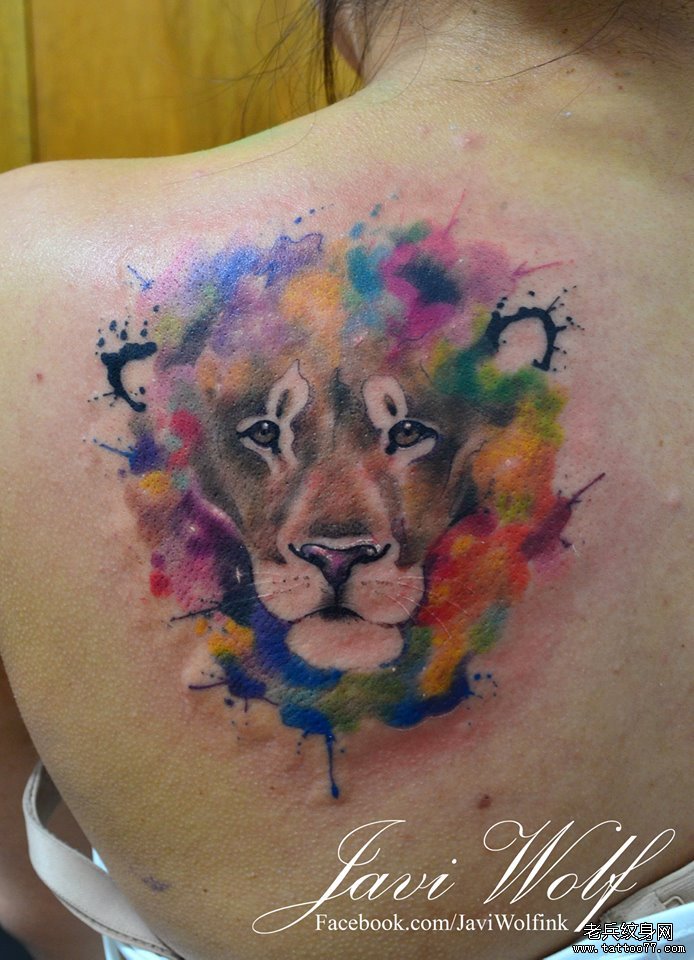 背部彩色泼墨狮子纹身图案